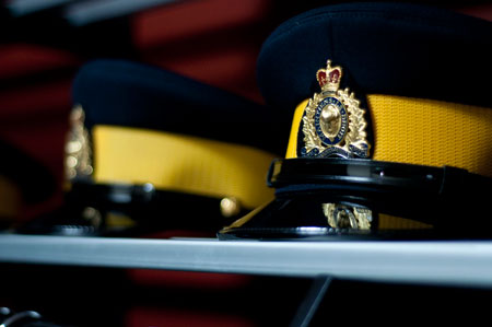 قبعات شرطة الخيالة الملكية الكندية على رف