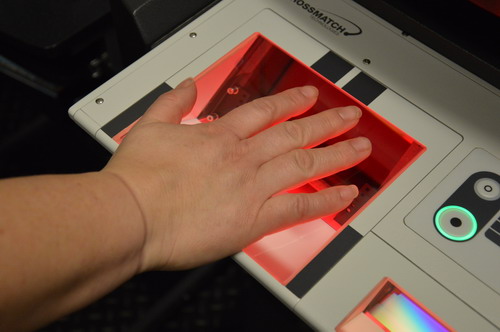 Image d’une main sur un lecteur d’empreintes digitales