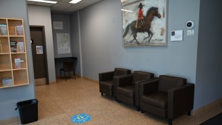 Chaises dans la salle d’attente du Détachement de la GRC de Burnaby