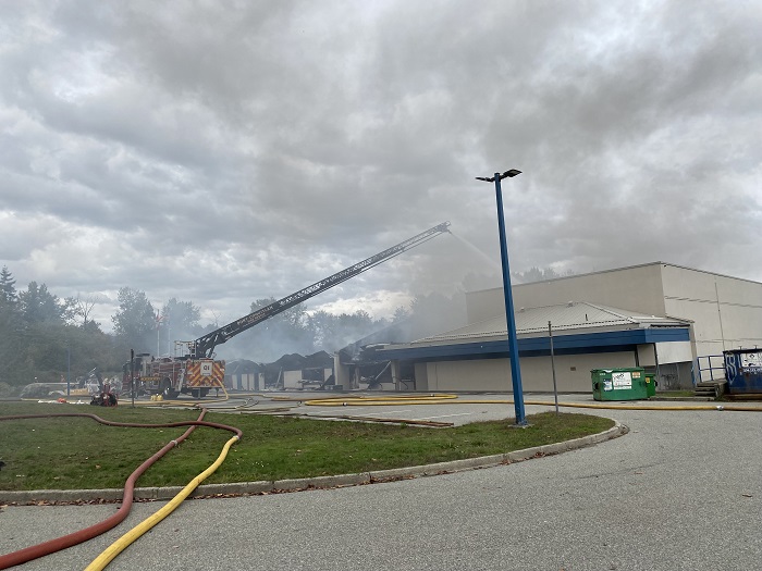 Le service d’incendie de Port Coquitlam continue d’éteindre le feu qui ravage l’école.