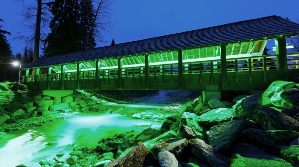 Le pont Fitzsimmons illuminé de lumières turquoise