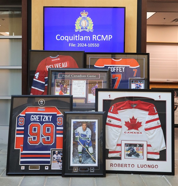 Framed NHL hockey photos and jerseys