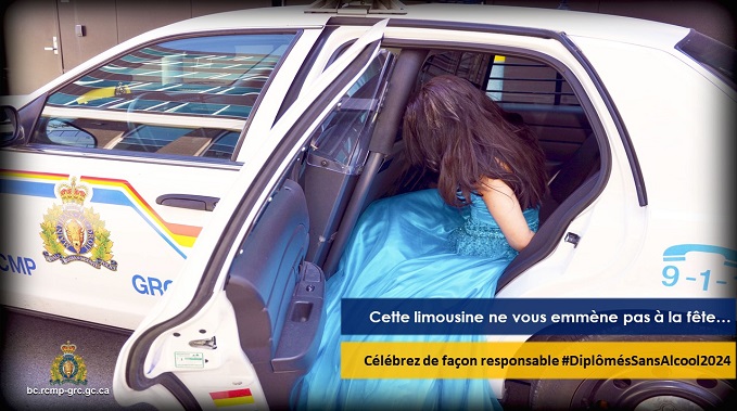 Jeune femme assise en arrière d'un véhicule de police habillé d'une robe de balle bleu. Cette limousine ne vous emporte pas à votre graduation. Célébrer responsablement. Drygrad 2024