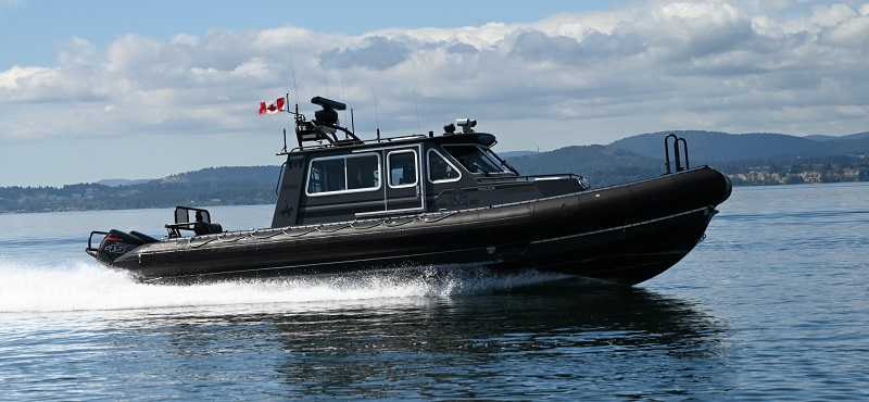 Une embarcation de la GRC patrouille sur un lac