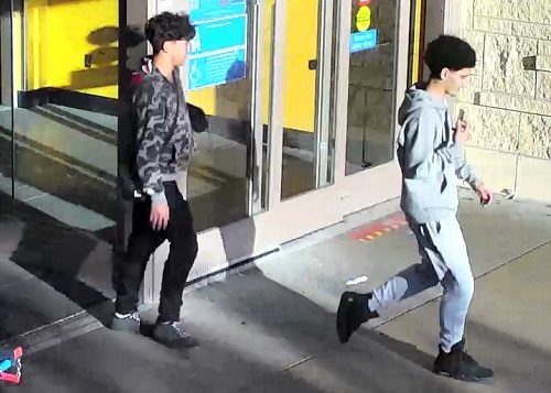Vue de profil du suspect 1 et du suspect 3 quittant le magasin après l’incident