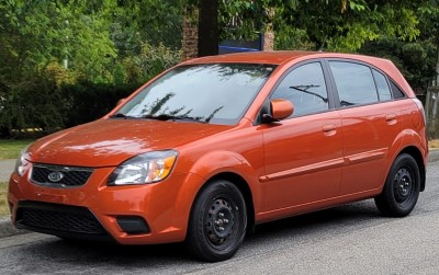 Photo of a orange Kia Rio 5