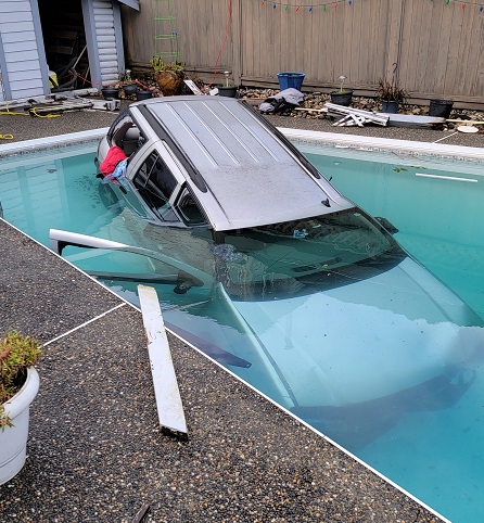 Photo d’un véhicule dans une piscine. 