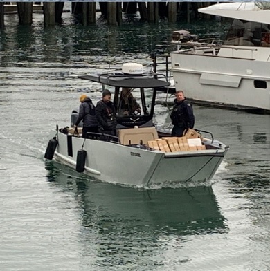 Personnes à bord d’un bateau.