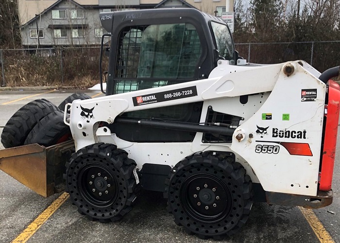 Chargeur à direction à glissement blanc et noir Bobcat S510