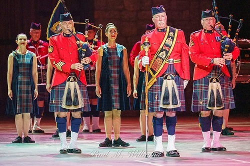 Des membres de l’Orchestre de cornemuseurs et de tambours de la Division E de la GRC. 