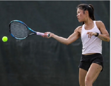 La gendarme Jenny Fu jouant au tennis