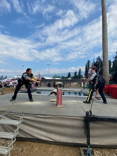 Les gendarmes Valotaire et Taylor, agentes de la GRC, lors d’une compétition de sciage.