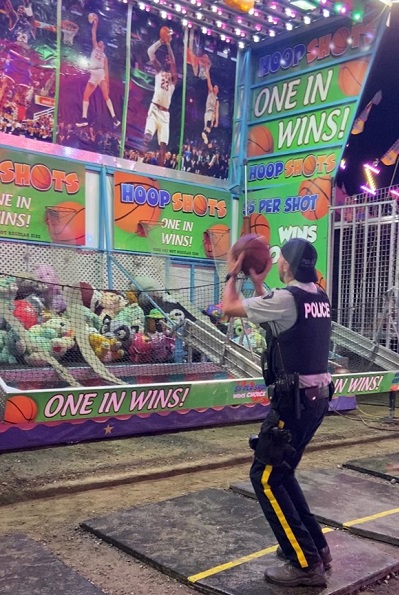 Le gendarme Warnes joue au basketball à l’Exposition provinciale intérieure.