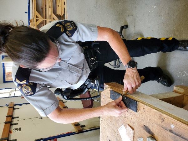 Standing technique: An officer uses a standing position to flintknapping 