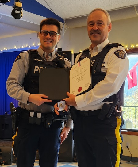 Constable Charette-Thibault receiving an award