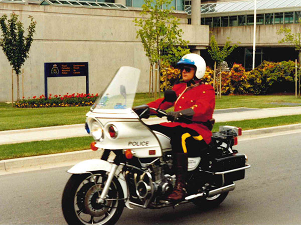 Photo de Carr en Tunique rouge à moto