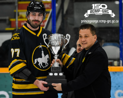 Photo du maire Yu remettant le trophée au capitaine de l'équipe.