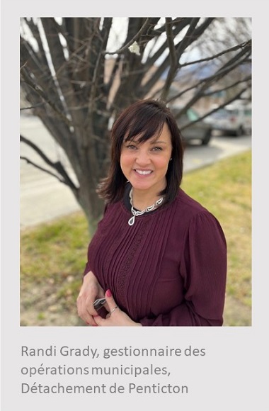 Femme blanche debout devant un arbre, portant une chemise violette et regardant l’appareil photo. Elle a les cheveux noirs et porte des lunettes. Sous la photo, on peut lire : Randi Grady, gestionnaire des opérations municipales, Détachement de Penticton.